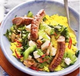 Lamsworstjes met gesmoorde andijvie en gele rijst